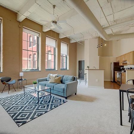 Frontdesk I Sycamore Place Apts Downtown Cincinnati Rom bilde